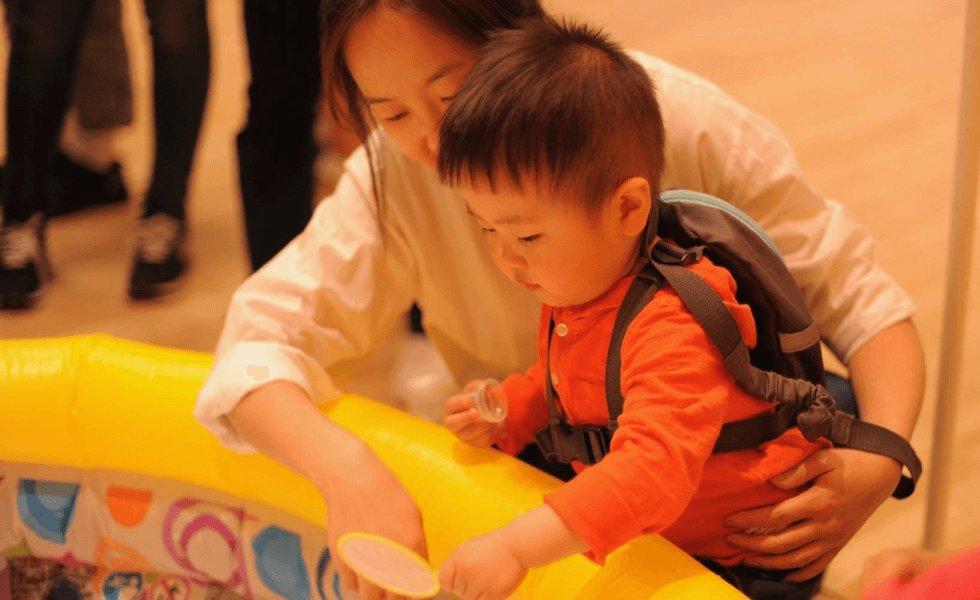 Toddler plays goldfish scooping (kingyosukui)